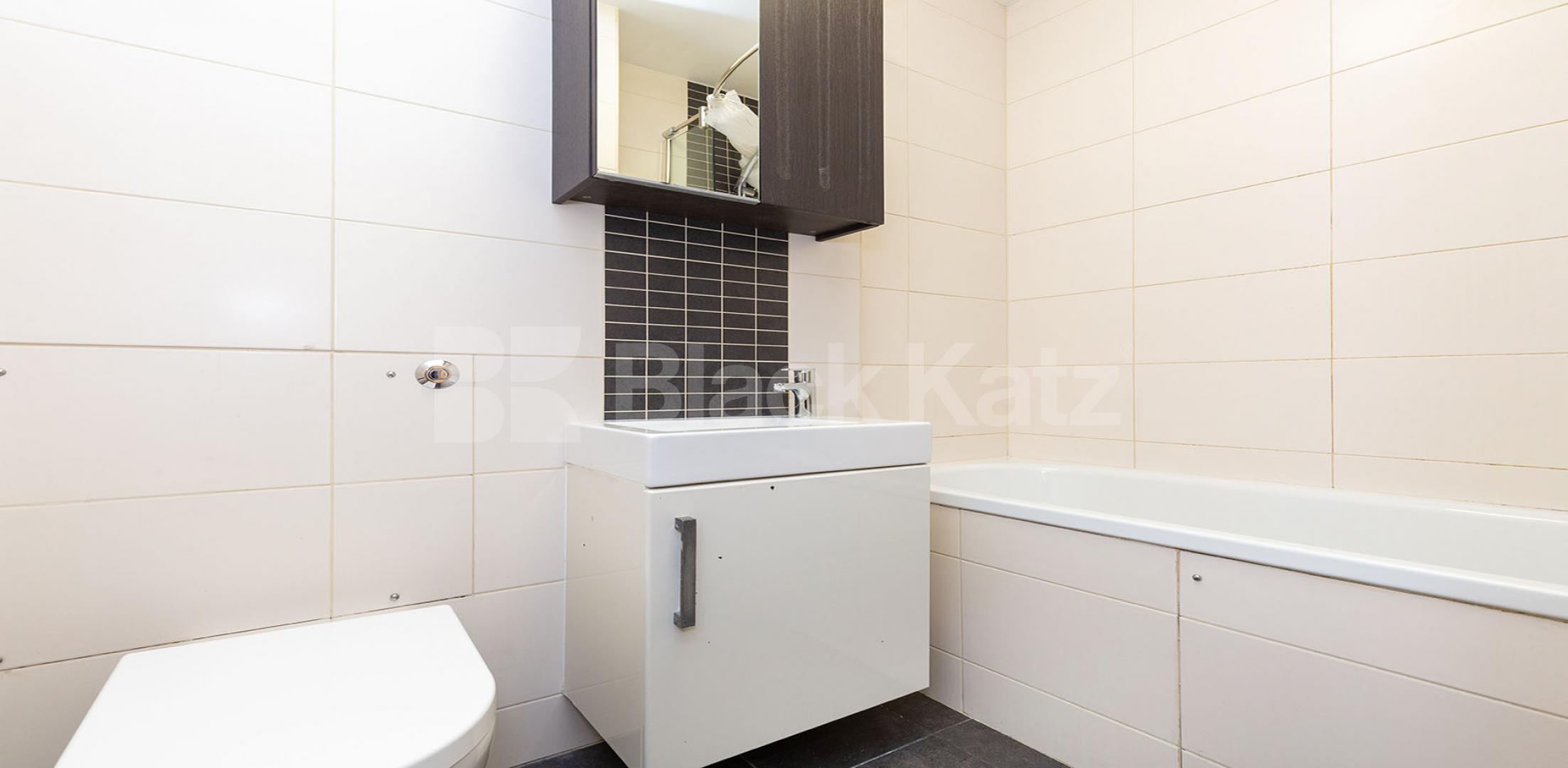  Large one bed mins from Camden Tube and walking distance to Regents Park Camden Road, Camden